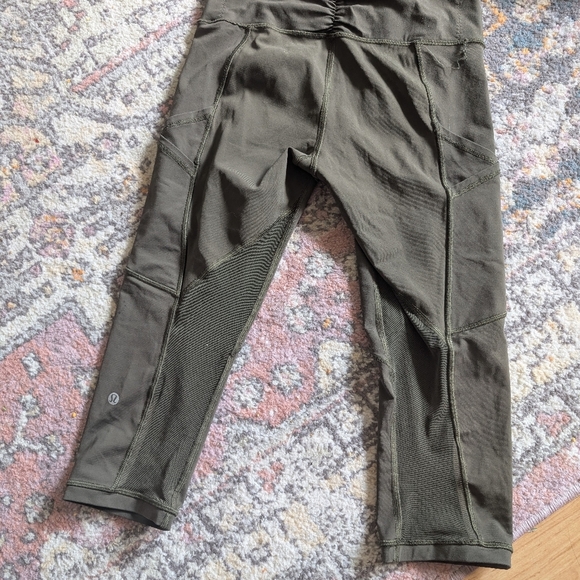 Lululemon crop Size 4 - Picture 4 of 6